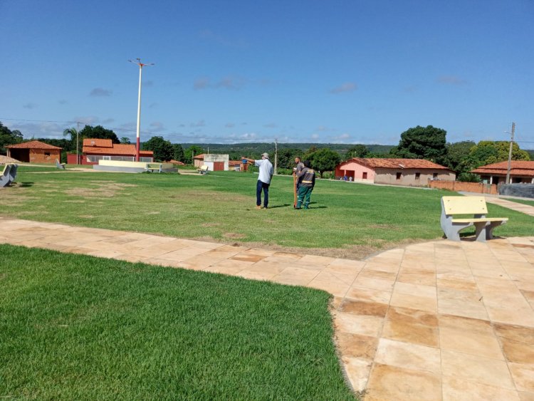 Secretaria promove arborização da Praça Milton Santos no povoado Almécegas.