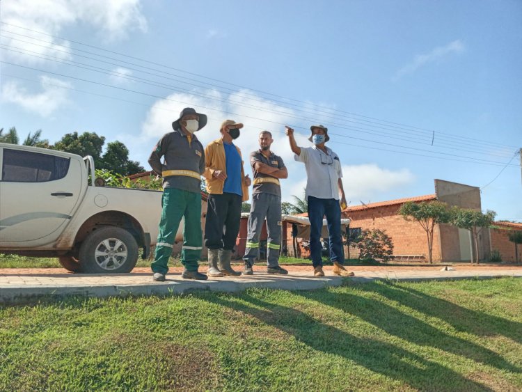 Secretaria promove arborização da Praça Milton Santos no povoado Almécegas.