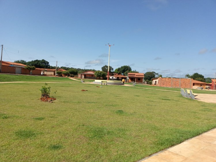 Secretaria promove arborização da Praça Milton Santos no povoado Almécegas.