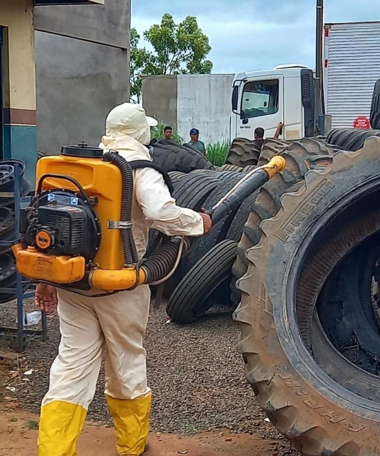 A Secretaria Municipal de Saúde, em conjunto com a equipe de Agentes de Combate a Endemias realizam ação no município