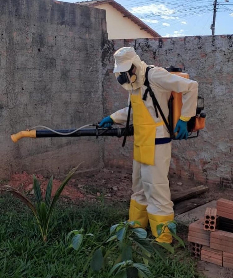 A Secretaria Municipal de Saúde, em conjunto com a equipe de Agentes de Combate a Endemias realizam ação no município