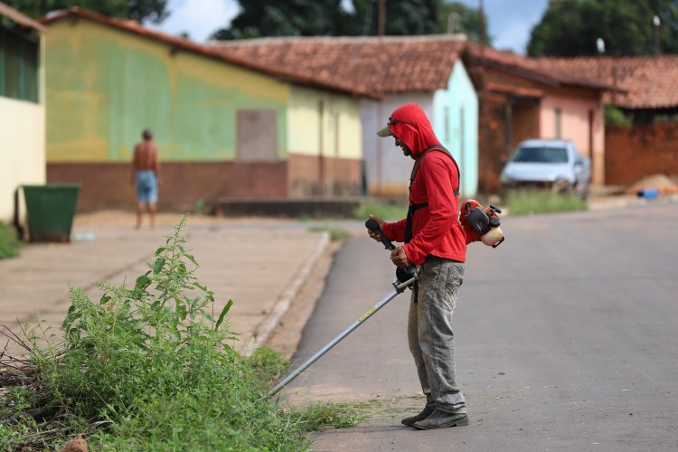 Prefeitura intensifica serviços de limpeza urbana em todo município.