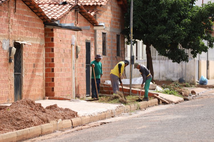 Prefeitura intensifica serviços de limpeza urbana em todo município.