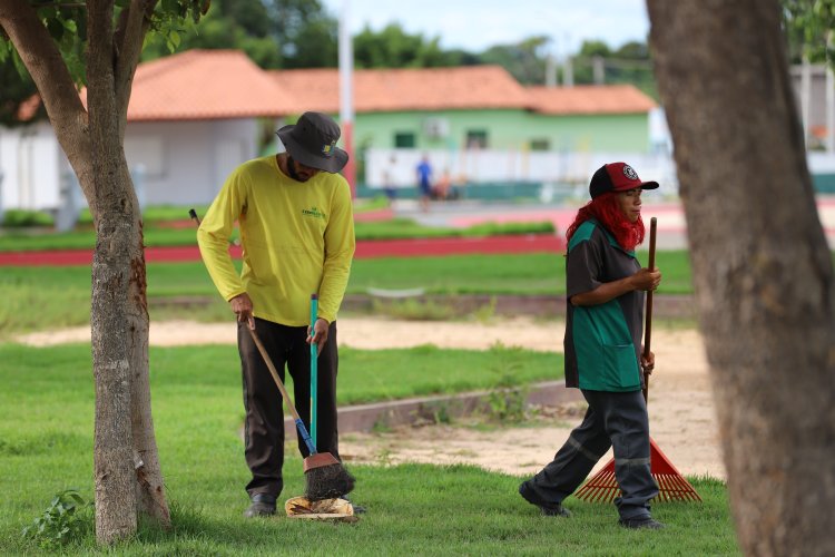 Prefeitura intensifica serviços de limpeza urbana em todo município.