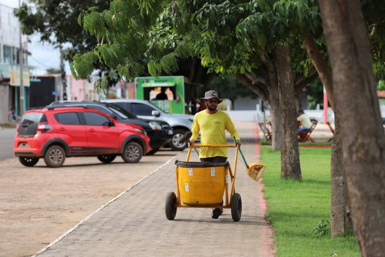 Prefeitura intensifica serviços de limpeza urbana em todo município.