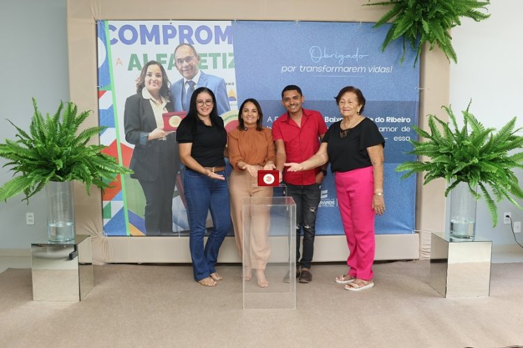 SECRETÁRIA DA EDUCAÇÃO RITA RODRIGUES PROMOVE UM DELICIOSO CAFÉ DA MANHA PARA COMEMORAR OS ÍNDICES E CONQUISTAS NA EDUCAÇÃO DE BAIXA GRANDE DO RIBEIRO